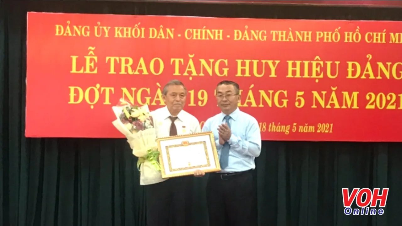 Ông Võ Ngọc Quốc Thuận trao huy hiệu 55 năm tuổi đảng cho ông Nguyễn Hoàng