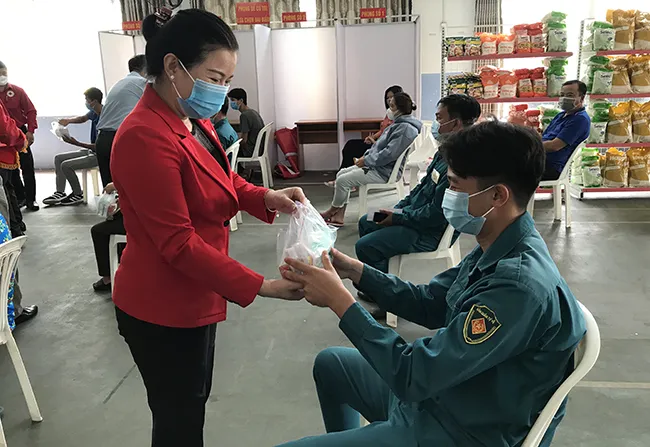 Bà Đặng Thị Minh Hiếu- Phó Chủ tịch Hội chữ thập đỏ thành phố Hồ Chí Minh trao tặng quà cho người dân nghèo tại “Chợ nhân đạo”.