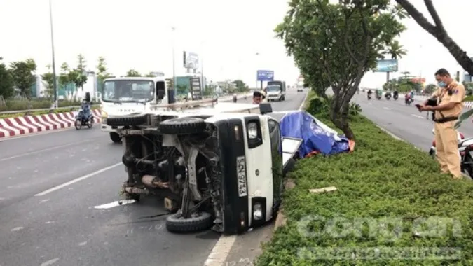 Tin tức tai nạn giao thông hôm nay 19/5/2021: Xe máy dính chặt vào đuôi xe tải, 2 người thương vong 3