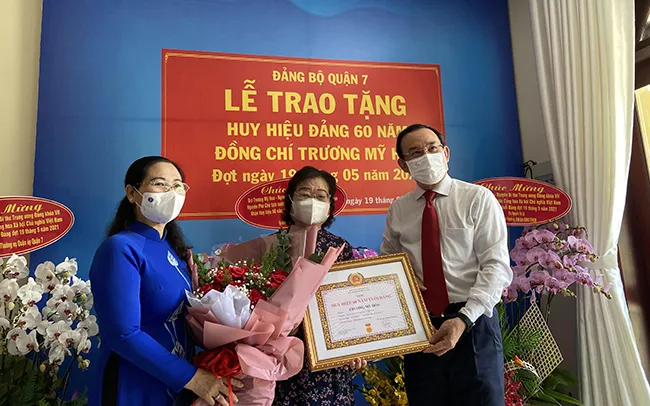 Bí thư Thành ủy Nguyễn Văn Nên trao huy hiệu cho đảng viên 60 năm tuổi đảng 1