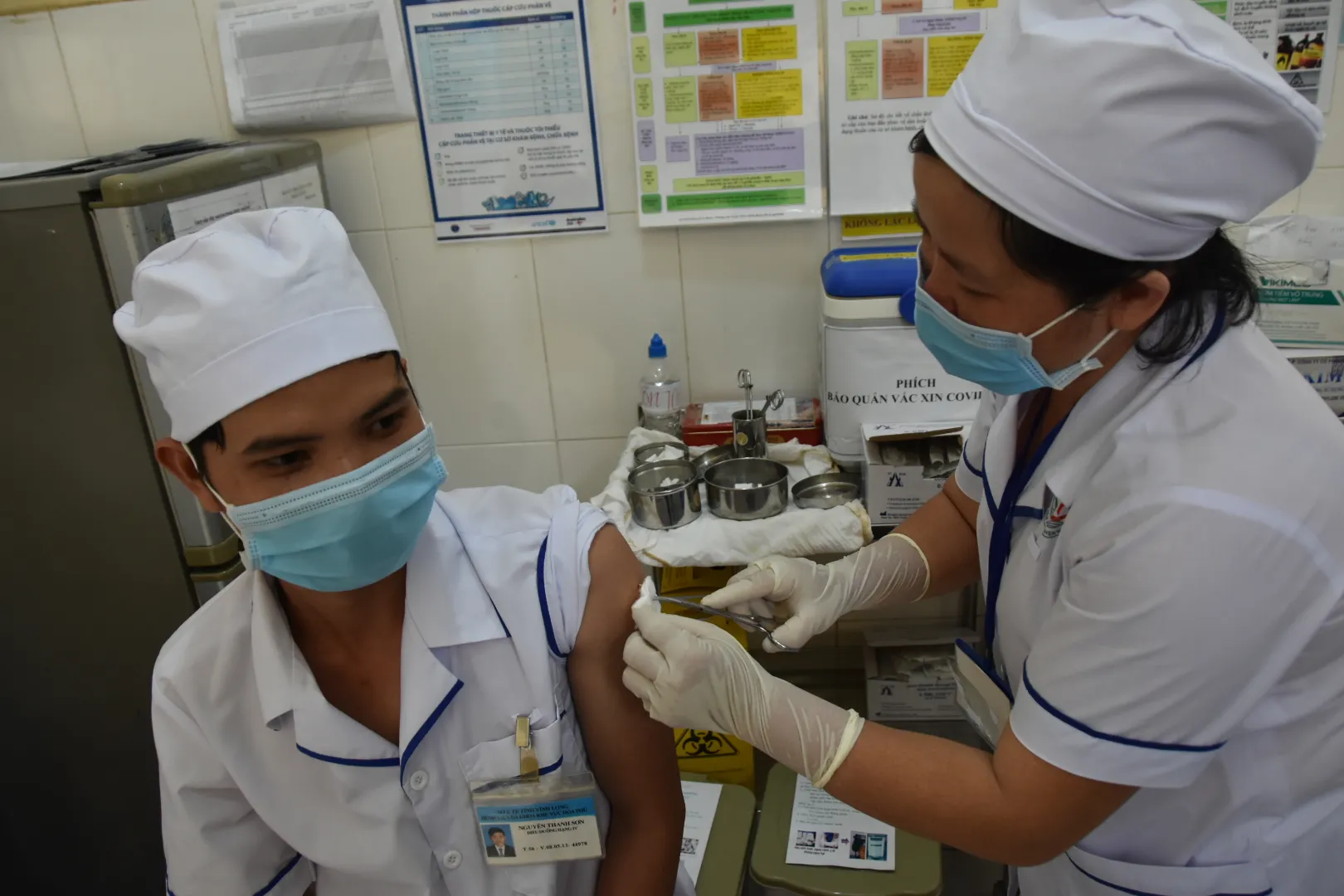 Tiêm vắc xin phòng COVID-19 cho cán bộ y tế 