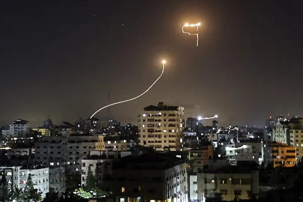 Hệ thống phòng thủ Vòm Sắt của Israel đánh chặn tên lửa của Hamas ngày 16/5/2021. (Ảnh: AFP)