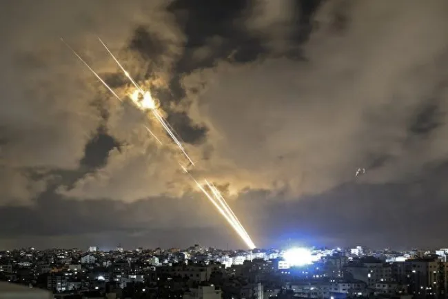 Hamas bắn rocket vào lãnh thổ Israel ngày 20/5. (Ảnh: AFP)