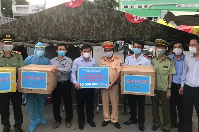 Chủ tịch Uỷ ban nhân dân thành phố Nguyễn Thành Phong trao tặng quà cho chốt kiểm tra phòng chống dịch Covid-19 cấp Thành phố. 