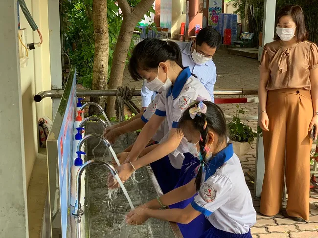 Thanh Niên Ngành Cấp Nước Trao Tặng Bồn Rửa Tay Cho Học Sinh Tiểu Học 2
