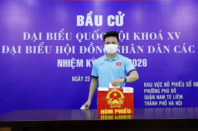 Các thành viên tuyển Việt Nam và U22 Việt Nam bỏ phiếu bầu ĐBQH khóa XV và đại biểu HĐND các cấp 2