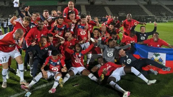 Lille ăn mừng chức vô địch quốc gia mùa giải 2020-2021, kết thúc sự thống trị của PSG tại giải đấu này sau nhiều năm.