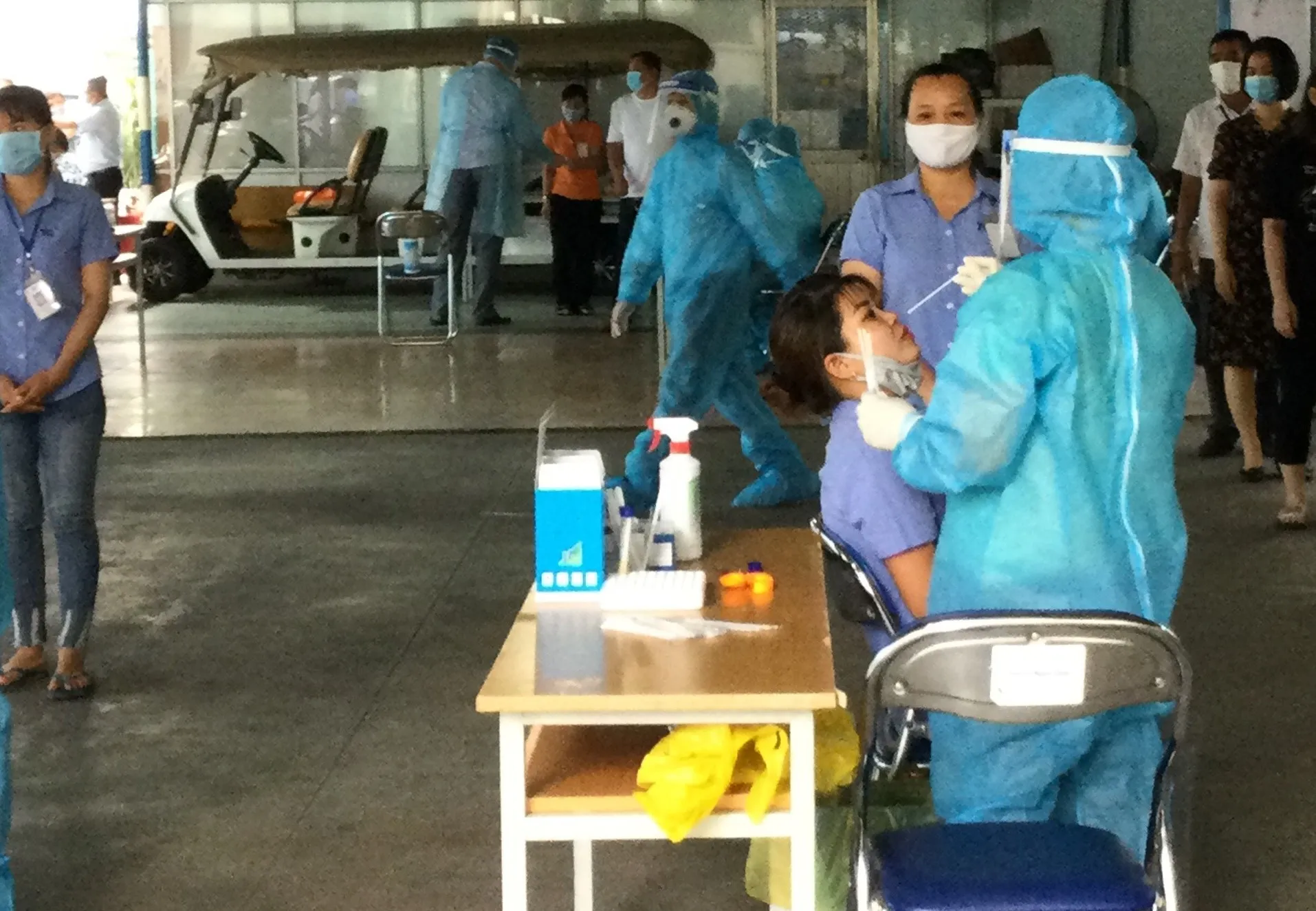 Lấy mẫu xét nghiệm tầm soát người lao động tại các doanh nghiệp (nguồn Trung tâm Y tế Quận Tân Phú)