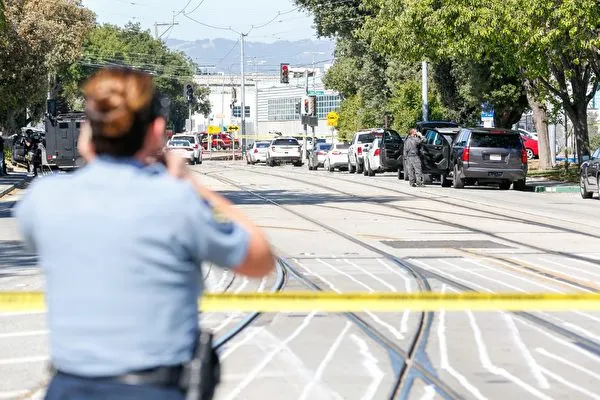 Lực lượng cảnh sát có mặt tại hiện trường sau vụ nổ súng tại San Jose, bang California, Mỹ vào ngày 26/5/2021. (Ảnh: AFP)