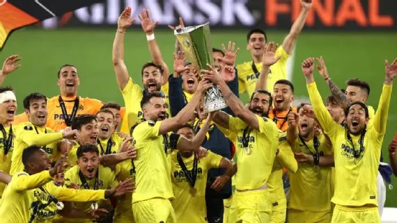 Các cầu thủ Villarreal giương cao chiếc cúp vô địch Europa League 2021 sau khi đá thắng MU trong trận chung kết diễn ra ở Ba Lan.