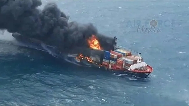 Tàu hàng container bốc cháy ngoài khơi Sri Lanka, ô nhiễm môi trường nghiêm trọng