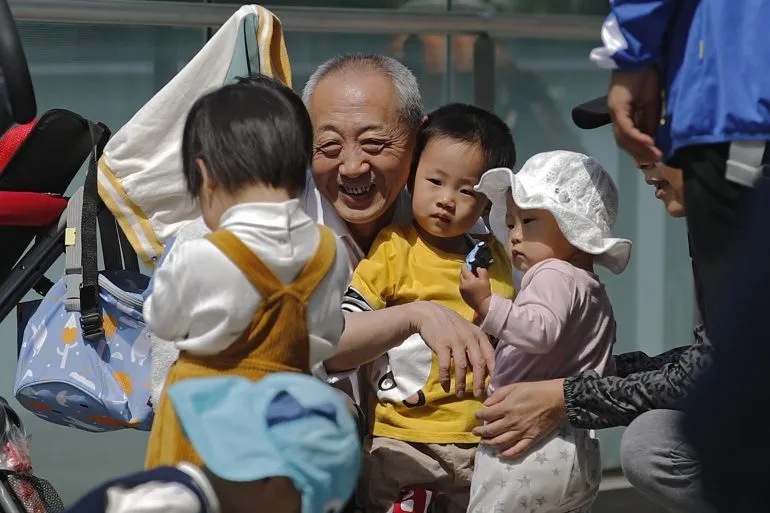 Trung Quốc ban hành chính sách mới cho phép mỗi gia đình sinh đến 3 con
