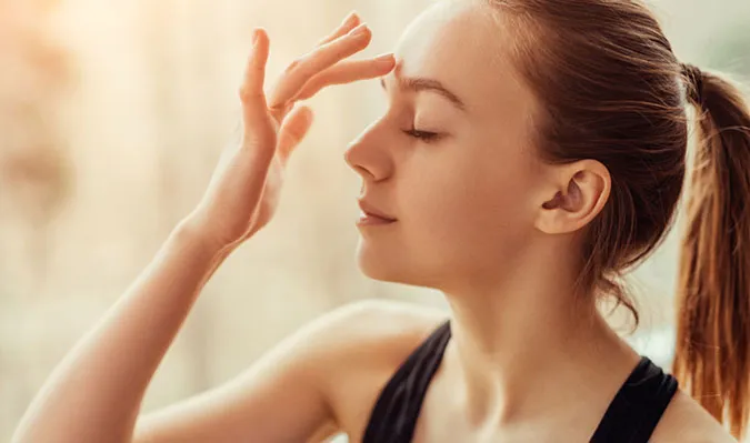 6 bài tập yoga giảm mỏi mắt, khô mắt và stress cho dân văn phòng 4