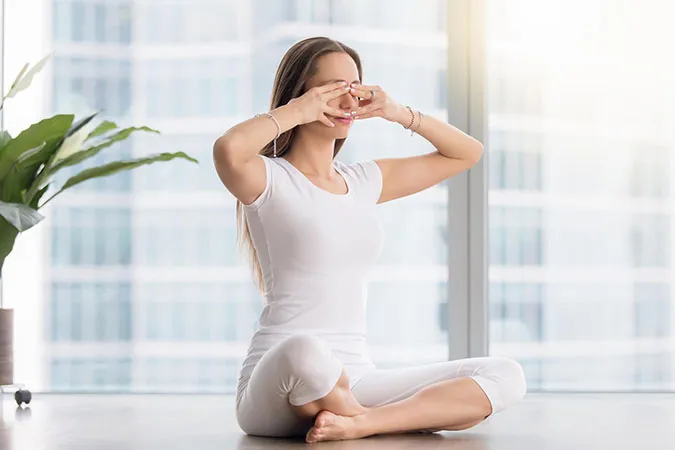 6 bài tập yoga giảm mỏi mắt, khô mắt và stress cho dân văn phòng 6