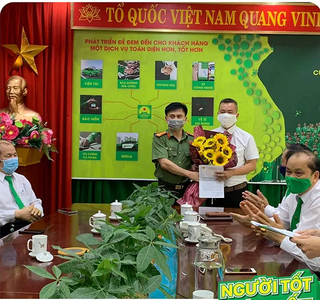 Anh P.V.T lái xe Mai Linh Thanh Hoá nhận thư khen của công an tỉnh Thanh Hóa