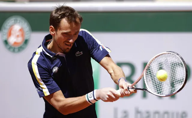 Roland Garros 2021: Zverev, Medvedev và Tsitsipas giành vé vào vòng 4