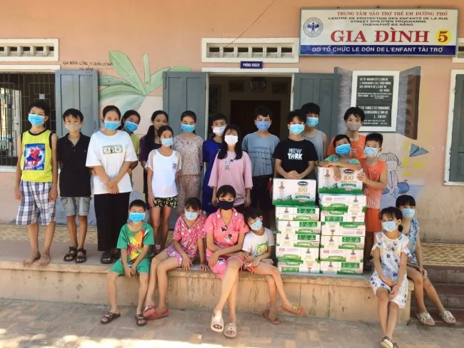 Vinamilk trao 8.400 hộp sữa và quà cho trẻ em đang cách ly do Covid-19 tại Điện Biên 3