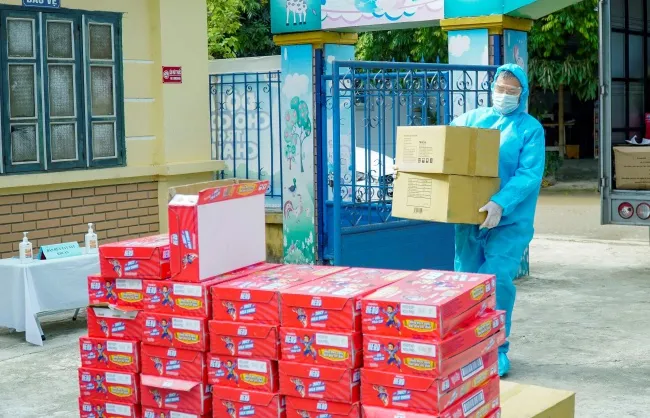 Vinamilk trao 8.400 hộp sữa và quà cho trẻ em đang cách ly do Covid-19 tại Điện Biên 4