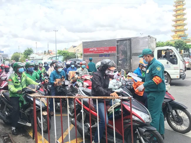 Người dân ra vào các chốt chặn quận Gò Vấp nghiêm túc khai báo y tế 2
