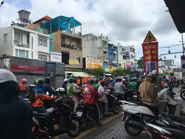 Người dân ra vào các chốt chặn quận Gò Vấp nghiêm túc khai báo y tế 3