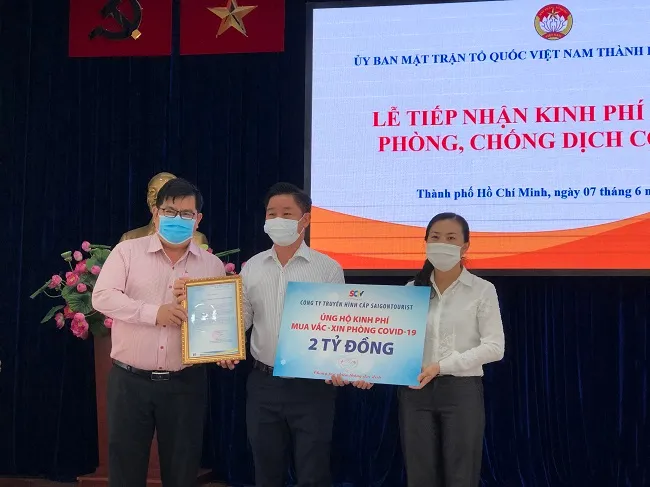 Phó Chủ tịch Uỷ ban MTTQ Việt Nam TPHCM: Ngô Thanh Sơn và Phan Kiều Thanh Hương tiếp nhận 2 tỷ đồng của SCTV ủng hộ kinh phí mua vaccine phòng dịch Covid-19.