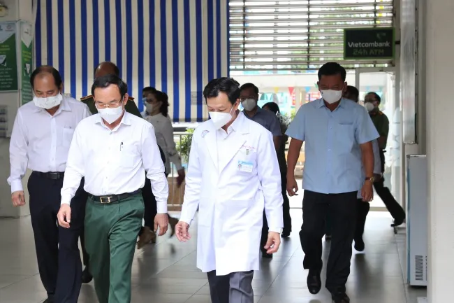 Bí thư Thành ủy Thành phố Hồ Chí Minh Nguyễn Văn Nên thăm Bệnh viện Chợ Rẫy và thăm chiến sĩ công an mắc COVID-19 Hộp thư đến