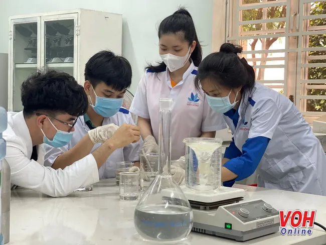 Sinh viên tham gia điều chế 4.000 chai nước rửa tay sát khuẩn phục vụ công tác phòng, chống dịch Cov 1