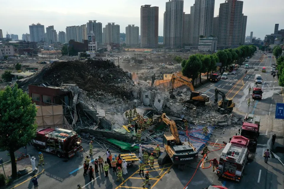 Hàn Quốc: Tòa nhà 5 tầng đổ sập đè xe buýt, ít nhất 9 người thiệt mạng