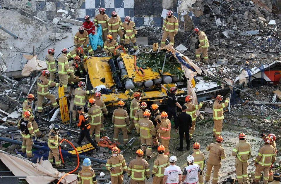 Hàn Quốc: Tòa nhà 5 tầng đổ sập đè xe buýt, ít nhất 9 người thiệt mạng