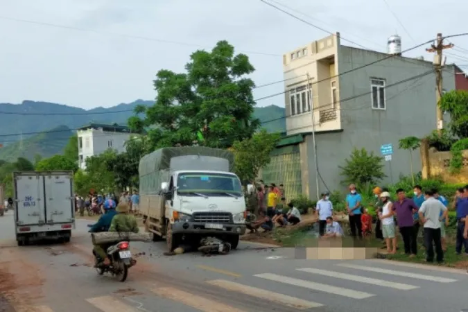 Tin tức tai nạn giao thông hôm nay 12/6/2021: Xe ben cuốn xe đạp vào gầm, người bán vé số tử vong 4