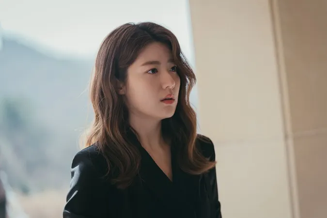 Song Ji Hyo hóa phù thủy vừa sang vừa ác trông phim mới khiến fan rần rần 6
