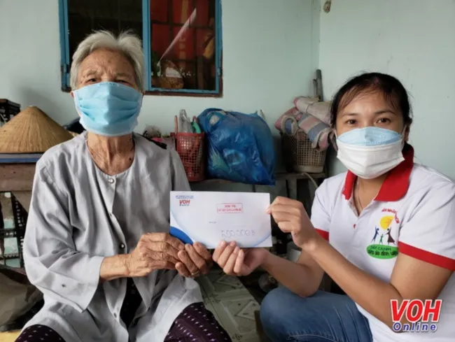  Ê kíp chương trình Sát cánh cùng gia đình Việt trao quà hỗ trợ cho người yếu thế ngày 8/6/2021