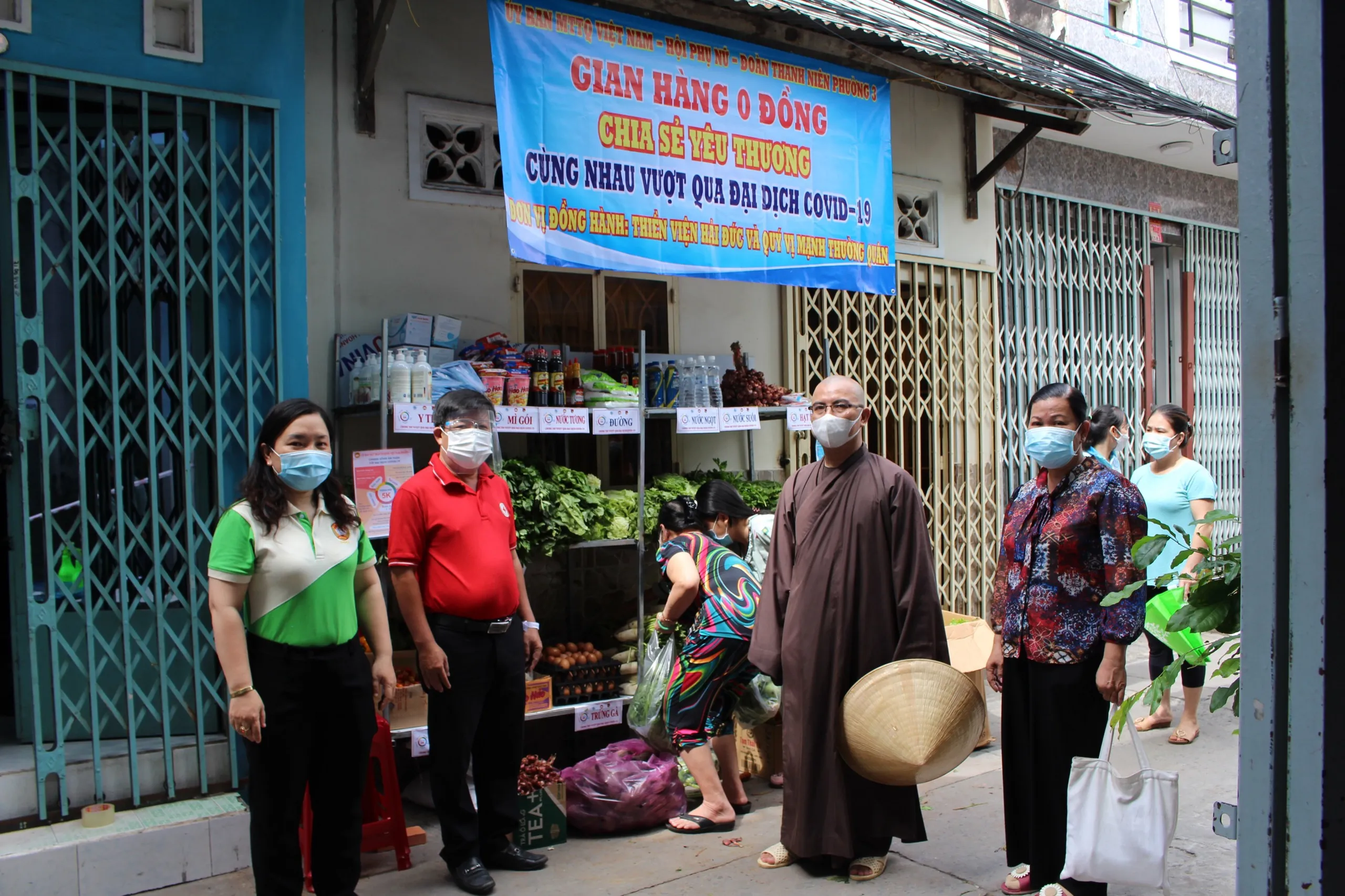 Đại Đức Thích Trung Minh - trụ trì Thiền Viện Hải Đức cùng đại diện lãnh đạo Hội chữ thập đỏ quận 8 cùng đại diện các tổ chức, đoàn thể tại buổi ra mắt “Gian hàng 0 đồng”.