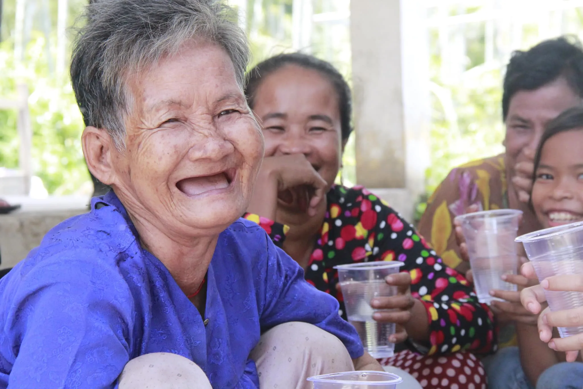 Niềm vui của bà con khi nhận nước sạch từ những hệ thống lọc nước cho khu vực Đồng Bằng Sông Cửu Long do Sát Cánh Gia Đình Việt phát động. 