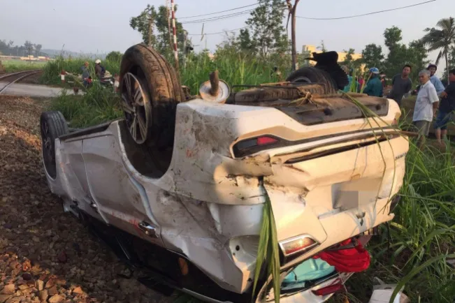 Khởi tố 2 nhân viên đường sắt vụ tai nạn tàu hàng đâm ô tô tại Quảng Ngãi