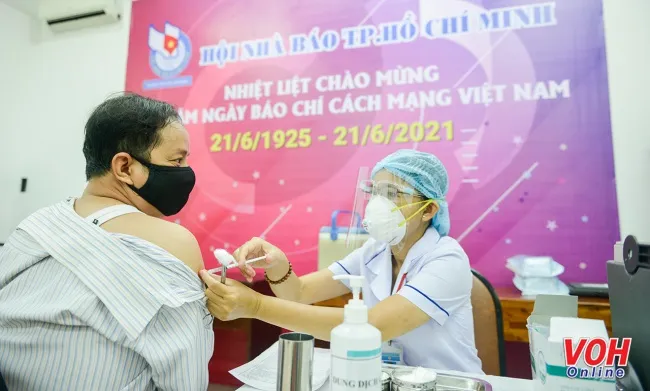  Các nhà báo được tiêm vắc xin phòng COVID-19 tại Hội Nhà báo TPHCM sáng ngày 21/06.