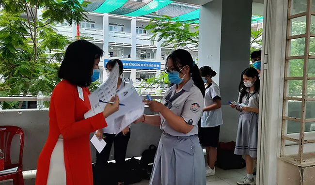 Thí sinh tham gia Kỳ thi Tốt nghiệp THPT năm 2020 tại điểm thi Trường THPT Võ Văn Kiệt Quận 8