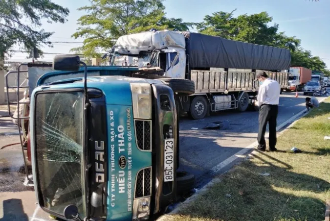 Tin tức tai nạn giao thông hôm nay 22/6/2021: Xe tải tông lật xe tưới nước, tài xế kẹt trong cabin 2