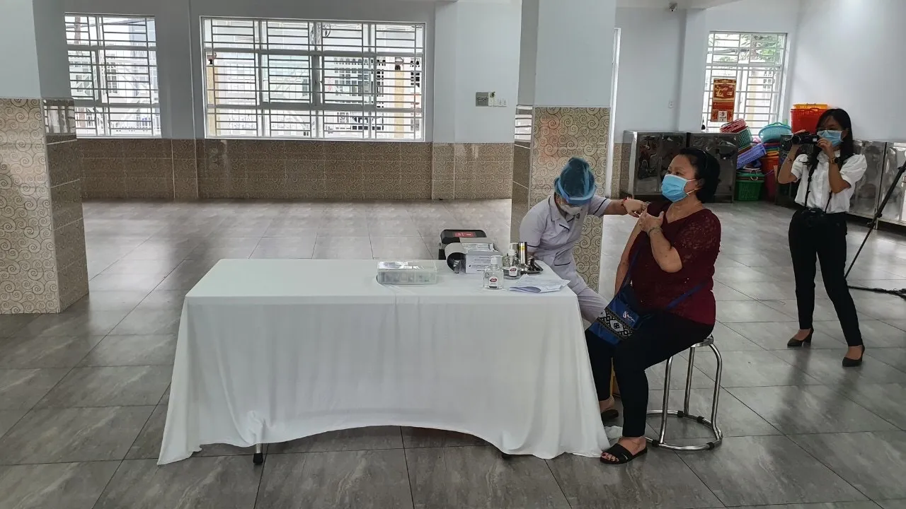 Phối hợp thực hiện tiêm vacxin pc Covid-19 cho tổ COVID cộng đồng tại 4 phường trên địa bàn quận Phú Nhuận (TTYT Phú Nhuận)