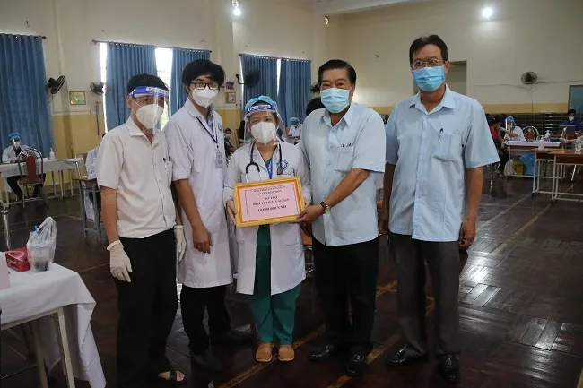 Huyện Hóc Môn: Thăm, động viên các tổ tiêm ngừa vắc-xin Covid-19 2