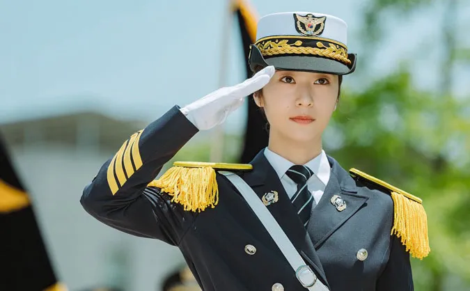 Krystal và Jinyoung ngầu căng đét với bộ quân phục trong Police University 5