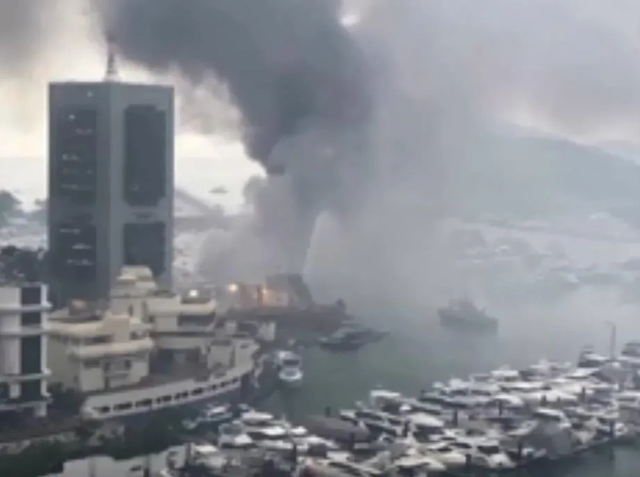 Ít nhất 10 tàu du lịch bị chìm vì cháy lớn ở bến thuyền Hong Kong