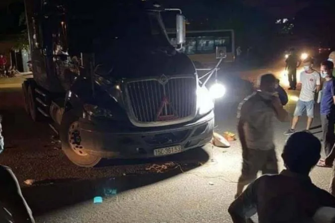 Tin tức tai nạn giao thông hôm nay 30/6/2021: Xe tải chở gas lật nhào trên đường Phạm Văn Đồng 3