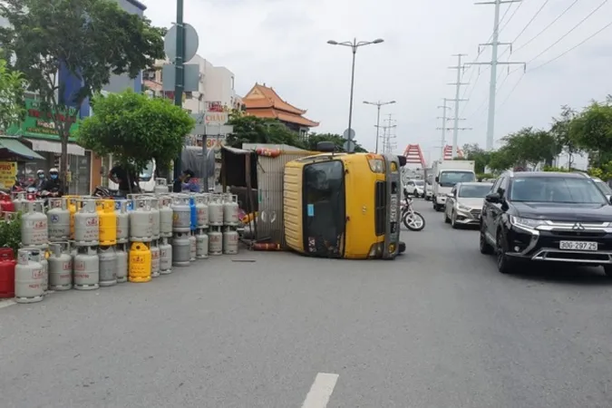 Tin tức tai nạn giao thông hôm nay 30/6/2021: Xe tải chở gas lật nhào trên đường Phạm Văn Đồng 1