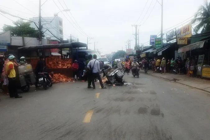 Tin tức tai nạn giao thông hôm nay 30/6/2021: Xe tải chở gas lật nhào trên đường Phạm Văn Đồng 2