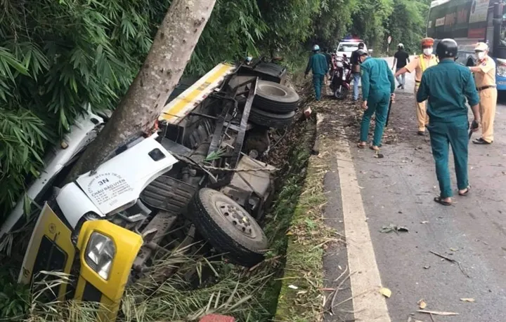 Tin tức tai nạn giao thông hôm nay 3/7/2021: Lật xe tải trên đèo Bảo Lộc, khiến 3 người thương vong 1