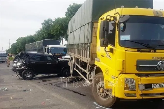 Tin tức tai nạn giao thông hôm nay 3/7/2021: Lật xe tải trên đèo Bảo Lộc, khiến 3 người thương vong 3