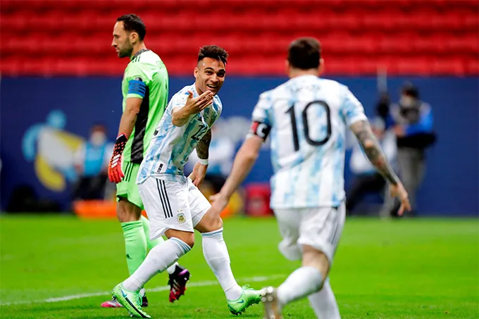 Lautaro Martinez ăn mừng bàn thắng mở tỷ số cho Argentina cùng Messi.
