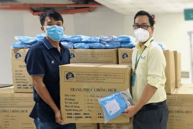 Trao tặng hơn 1.000 bộ quần áo bảo hộ cá nhân cho Bệnh viện Nhi đồng TPHCM 1