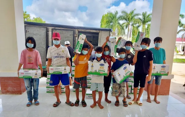 Quỹ sữa Vươn cao Việt Nam mang lại nụ cười hạnh phúc cho trẻ thơ trong mùa dịch 2